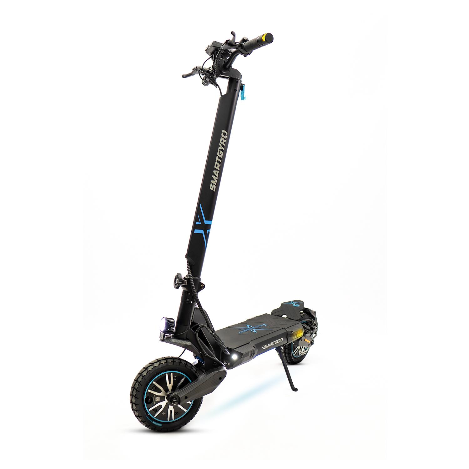 Patinete eléctrico Smartgyro negro sobre fondo blanco. Tiene detalles azules y una pata de apoyo.