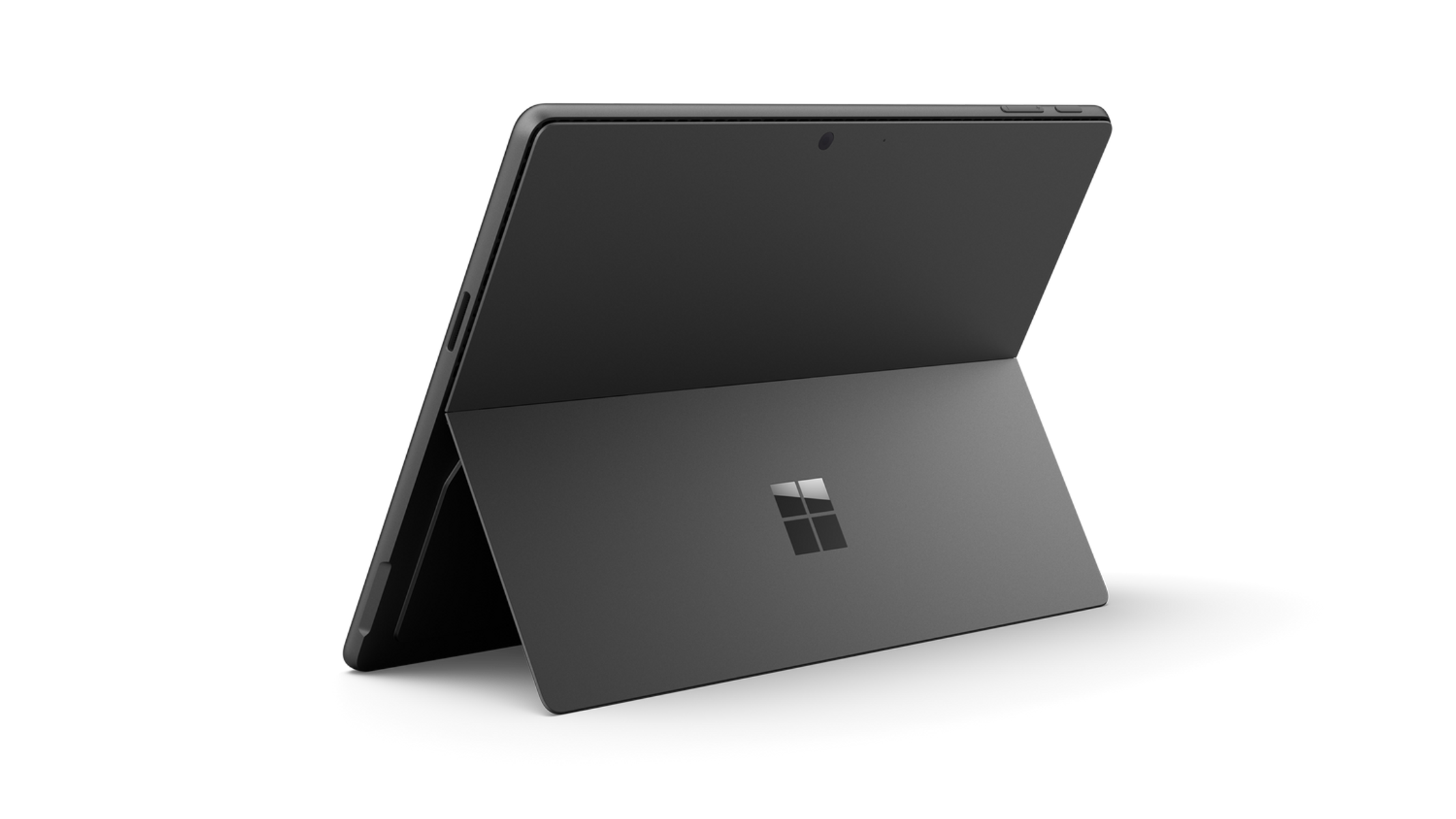 Czarny laptop, otwarty, na czarnym tle. Logo Microsoft jest widoczne na tylnej stronie.