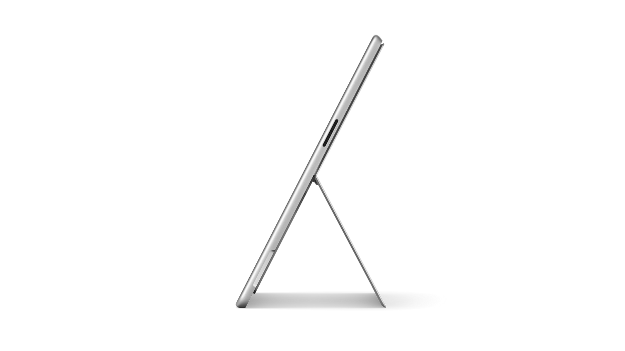 Tablet argento su supporto, angolato a sinistra, su sfondo nero.