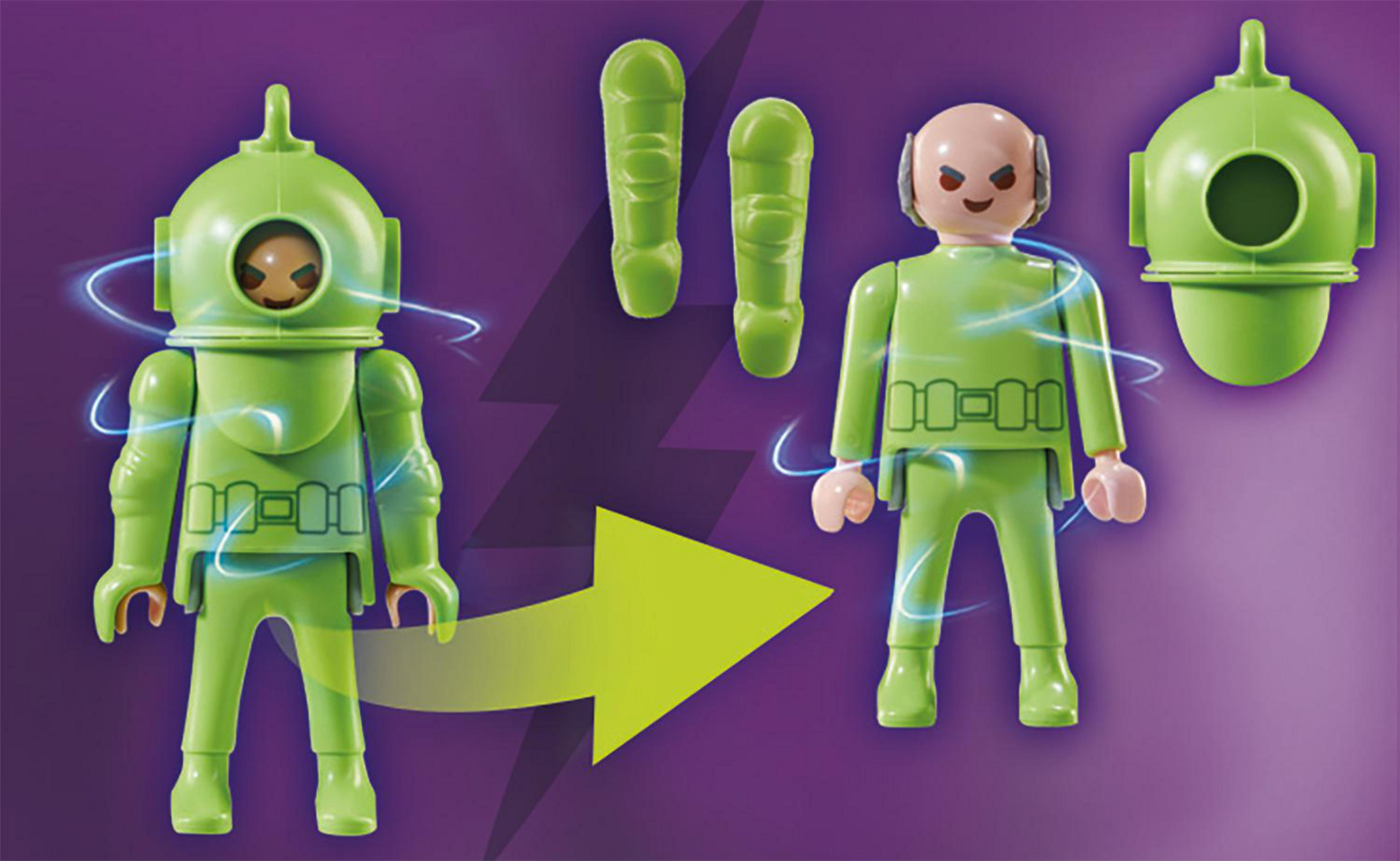 Ein grünes Astronautenspielzeug mit Helm und Zubehör auf lila Hintergrund.