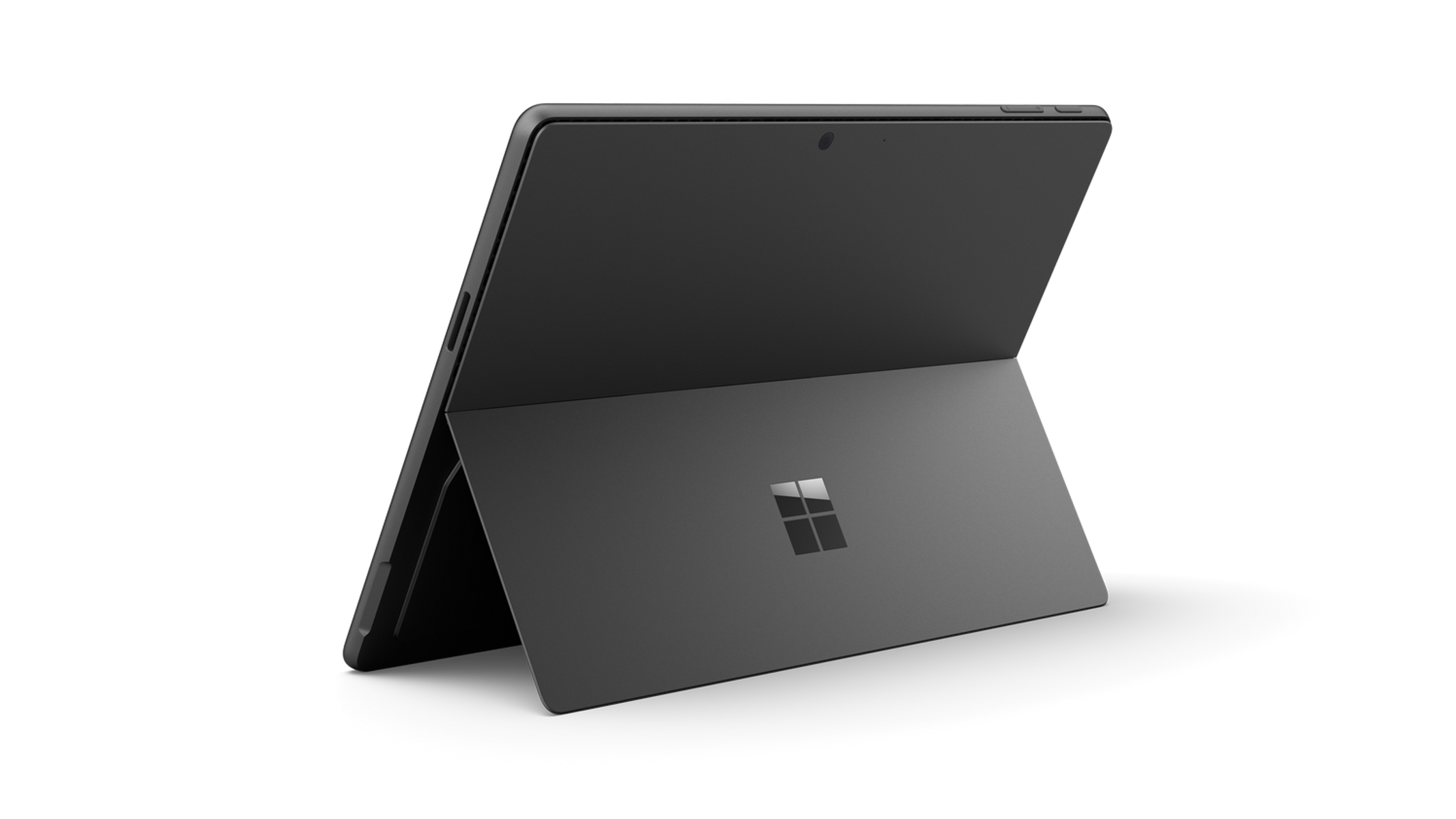 Czarny laptop, otwarty pod kątem, na czarnym tle. Pokazuje tył i logo.