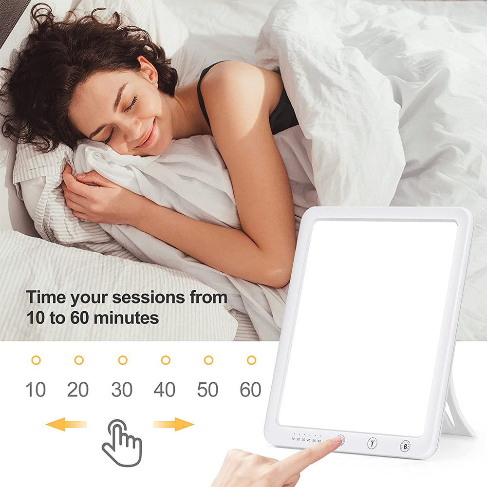Frau im Bett mit einer Lichttherapielampe. Einstellungen von 10 bis 60 Minuten.