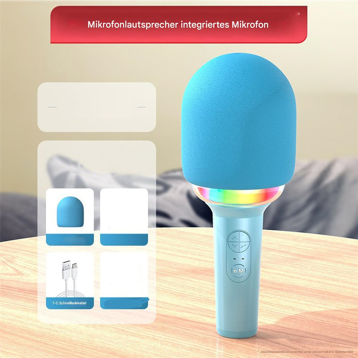 Blaues Mikrofon mit farbigem Lichtring und einem T-C-Ladekabel.