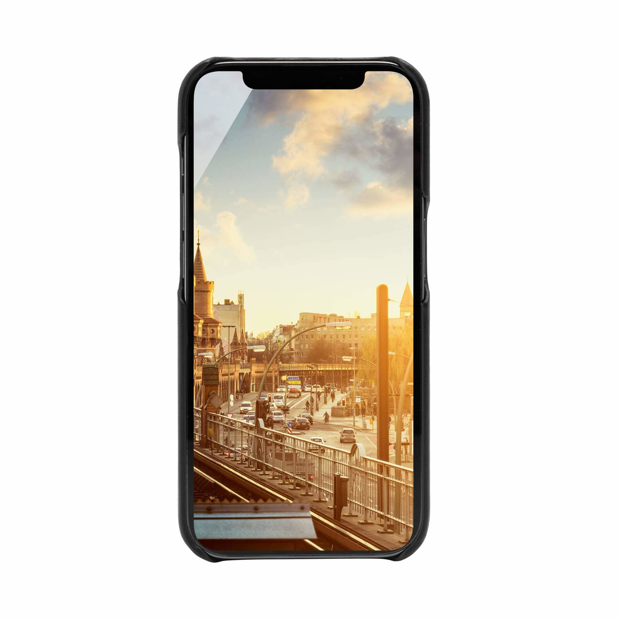 Ein iPhone in einer schwarzen Hülle zeigt eine Stadtlandschaft mit Brücke, Autos und Sonnenuntergang.