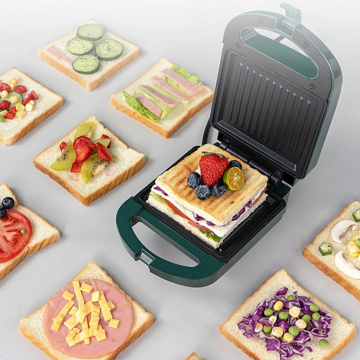 Ein Sandwichmaker mit verschiedenen Sandwiches und Zutaten. Ein Sandwich ist essfertig.