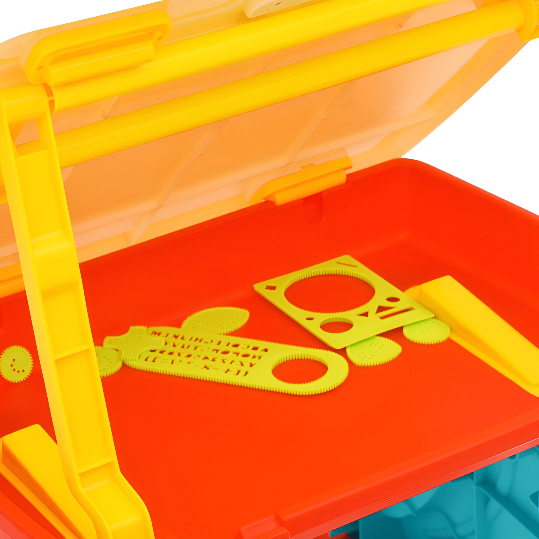 Orange und gelbes Kunst-Set mit Schablonen und Lineal, offen auf einem Tisch.