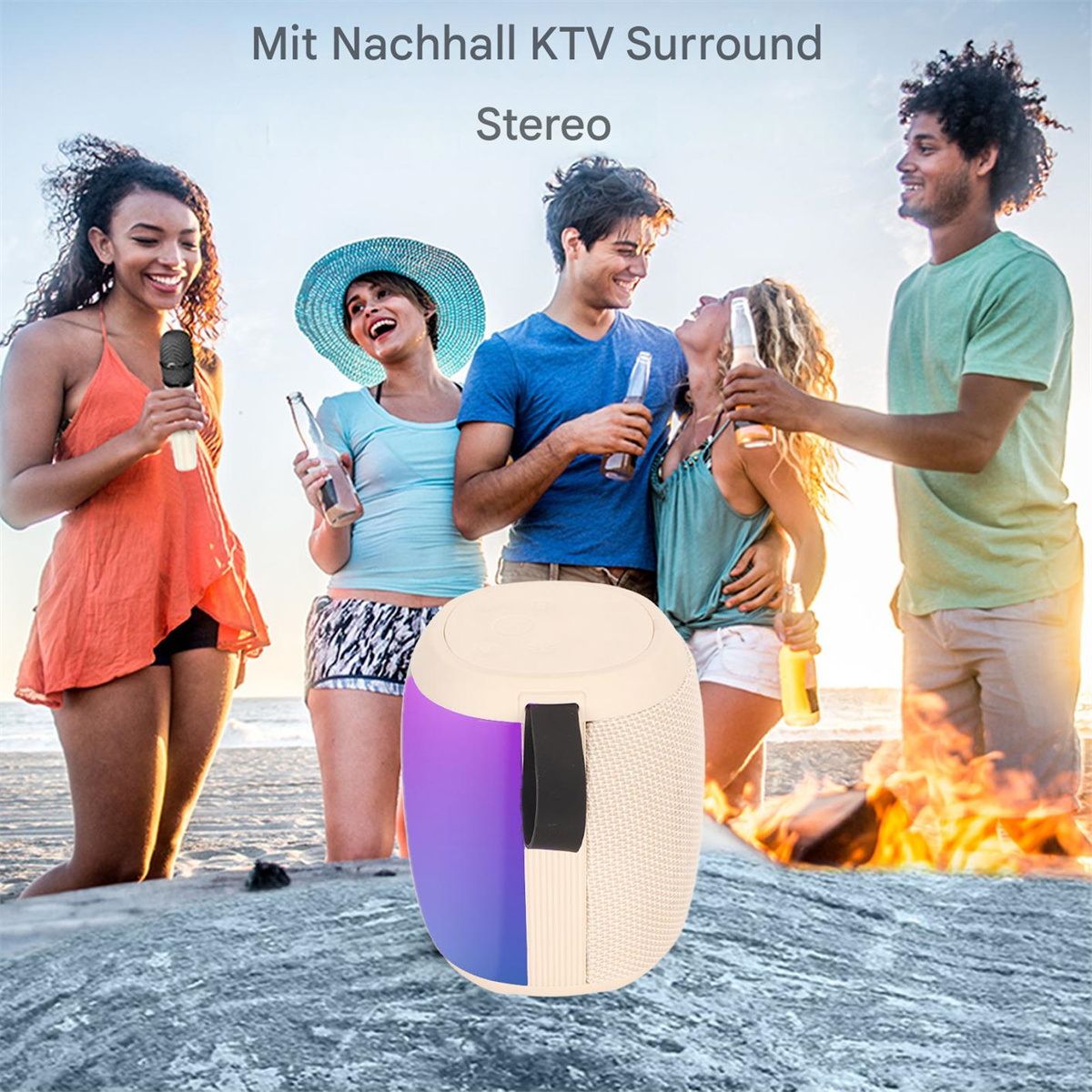 Gruppe von Menschen singt und hält Getränke. Lautsprecher im Vordergrund. Strandszene.