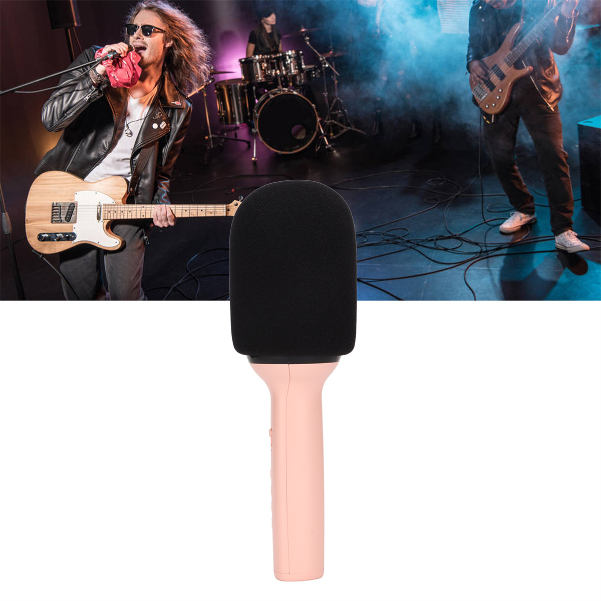 Ein Mikrofon mit rosa Griff und schwarzer Schaumabdeckung, mit Band im Hintergrund.
