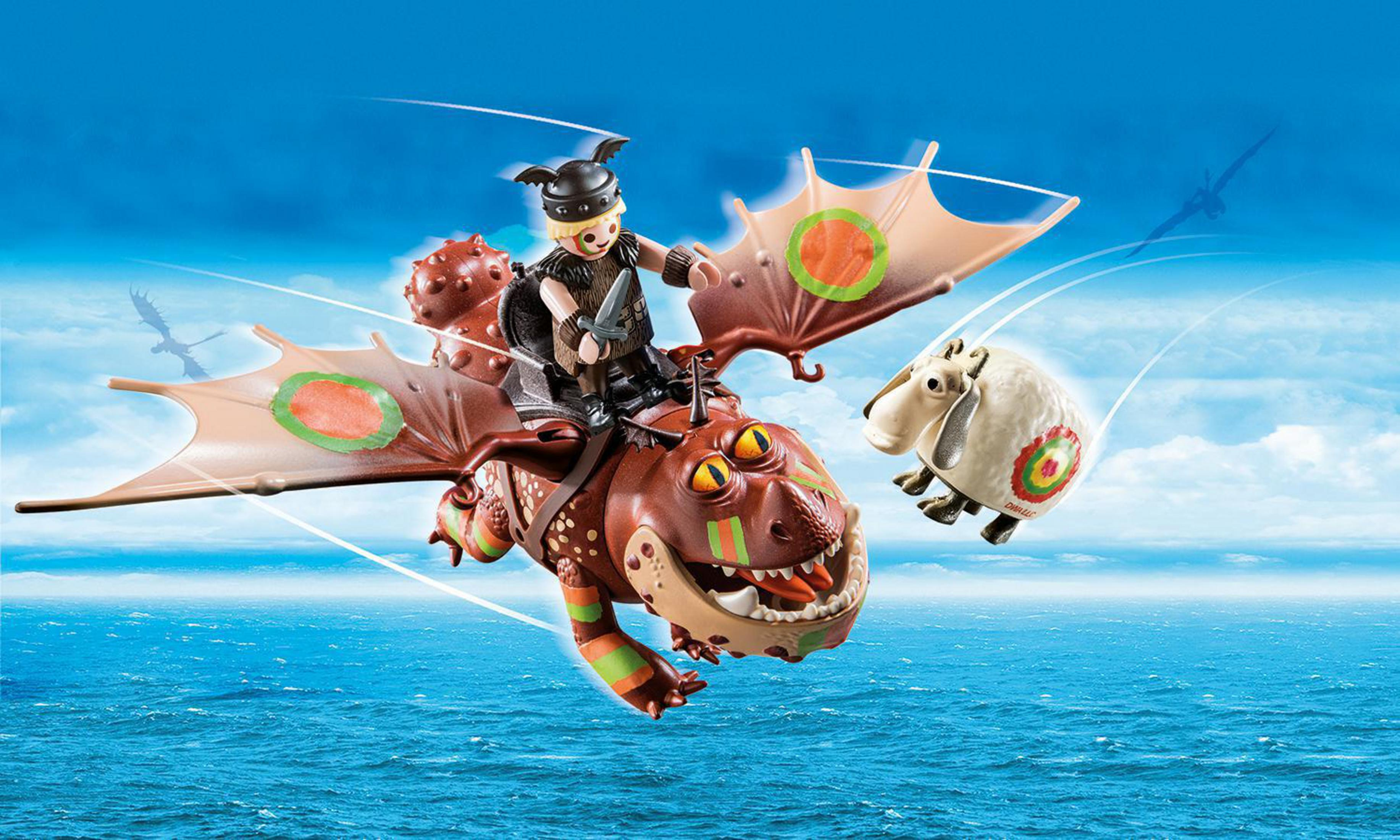 Wikingerfigur reitet einen Drachen, mit Schaf in der Luft und Ozean im Hintergrund.