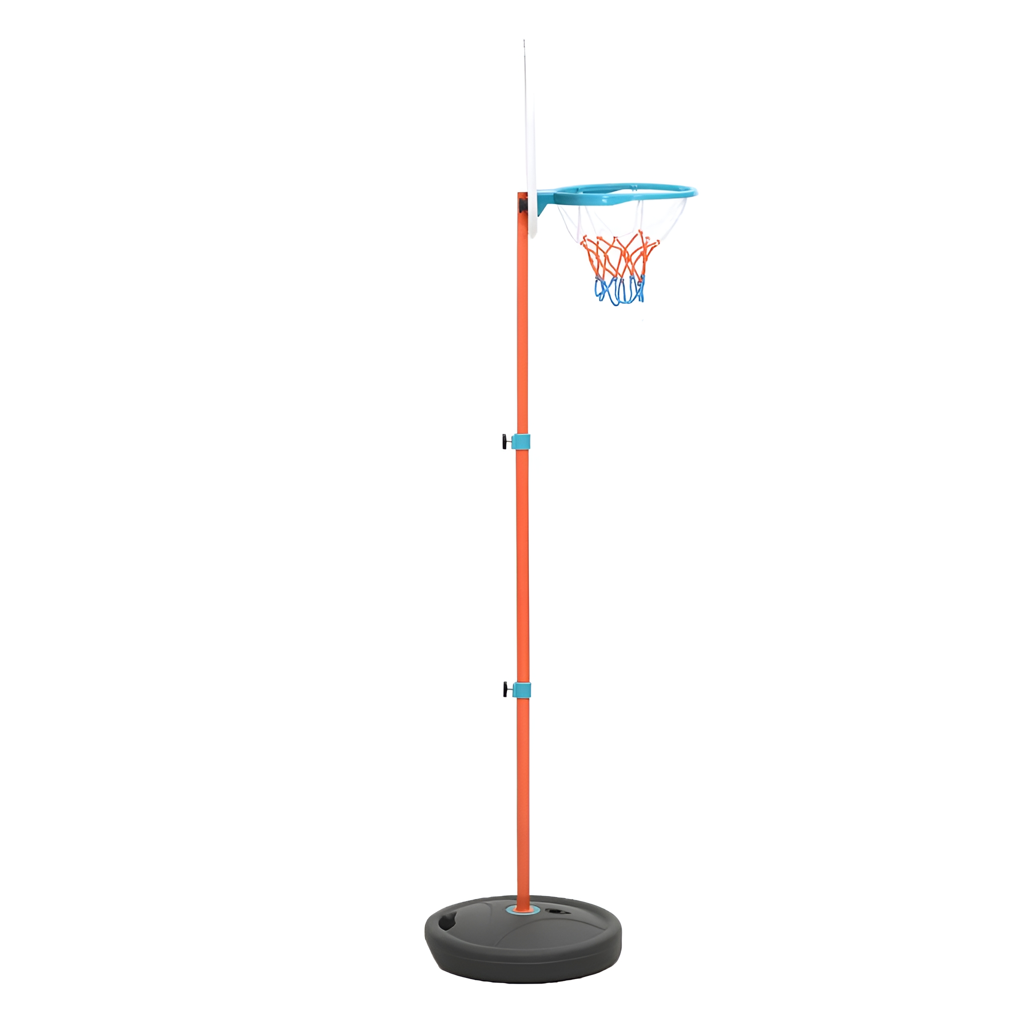 Basketballkorb-Set. Oranger Pfosten, blauer Rand, weißes Netz. Schwarze Basis auf dem Boden.