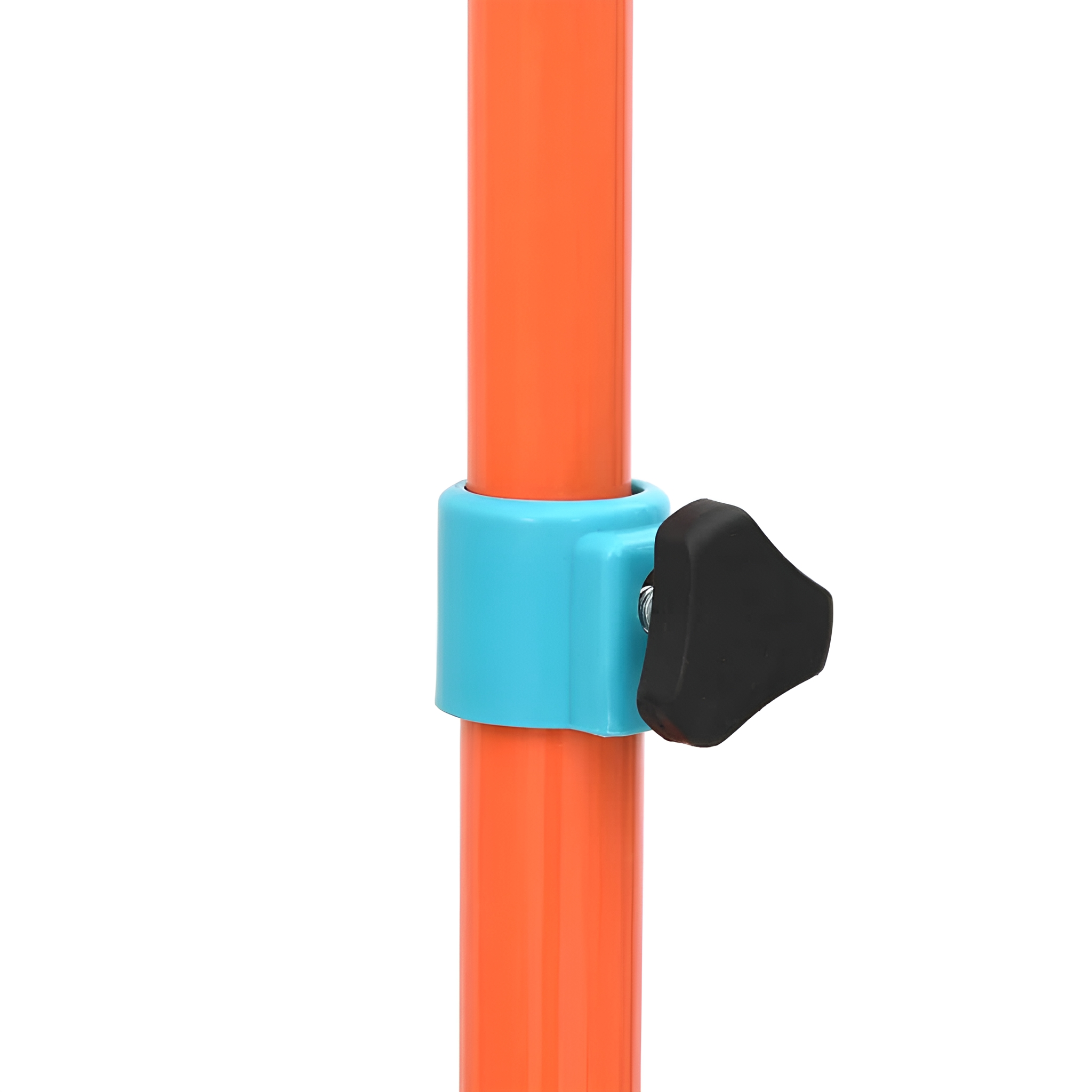 Nahaufnahme einer orangefarbenen Stange mit blauer Klemme und schwarzem Knopf, vor weißem Hintergrund.