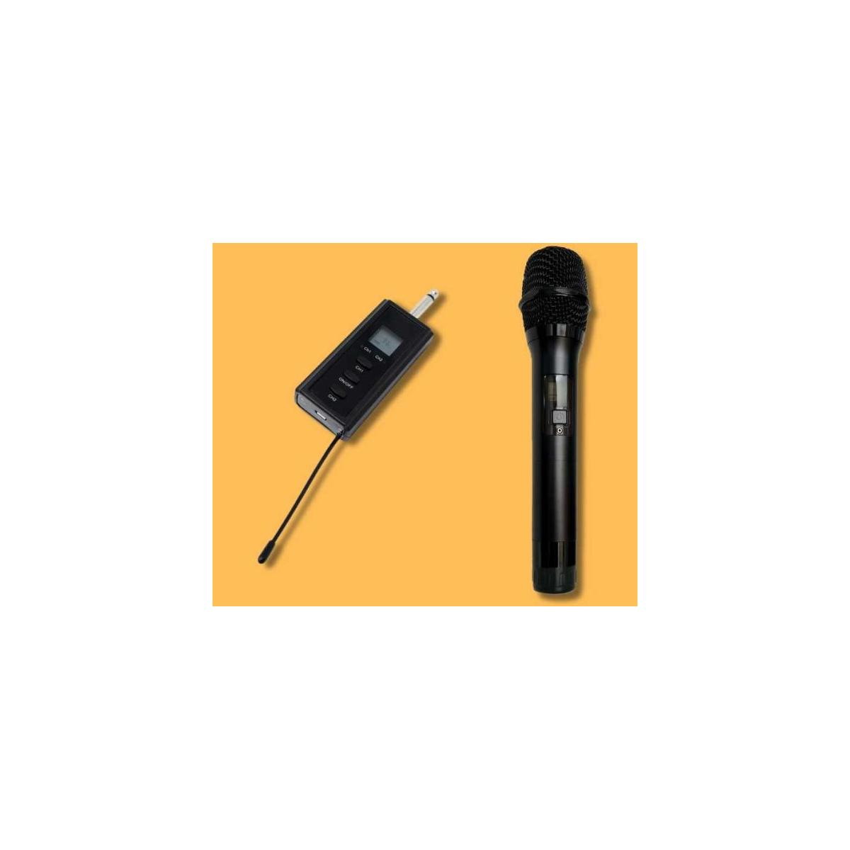 Microfono e trasmettitore wireless neri. Sfondo bianco. Il microfono è a destra.