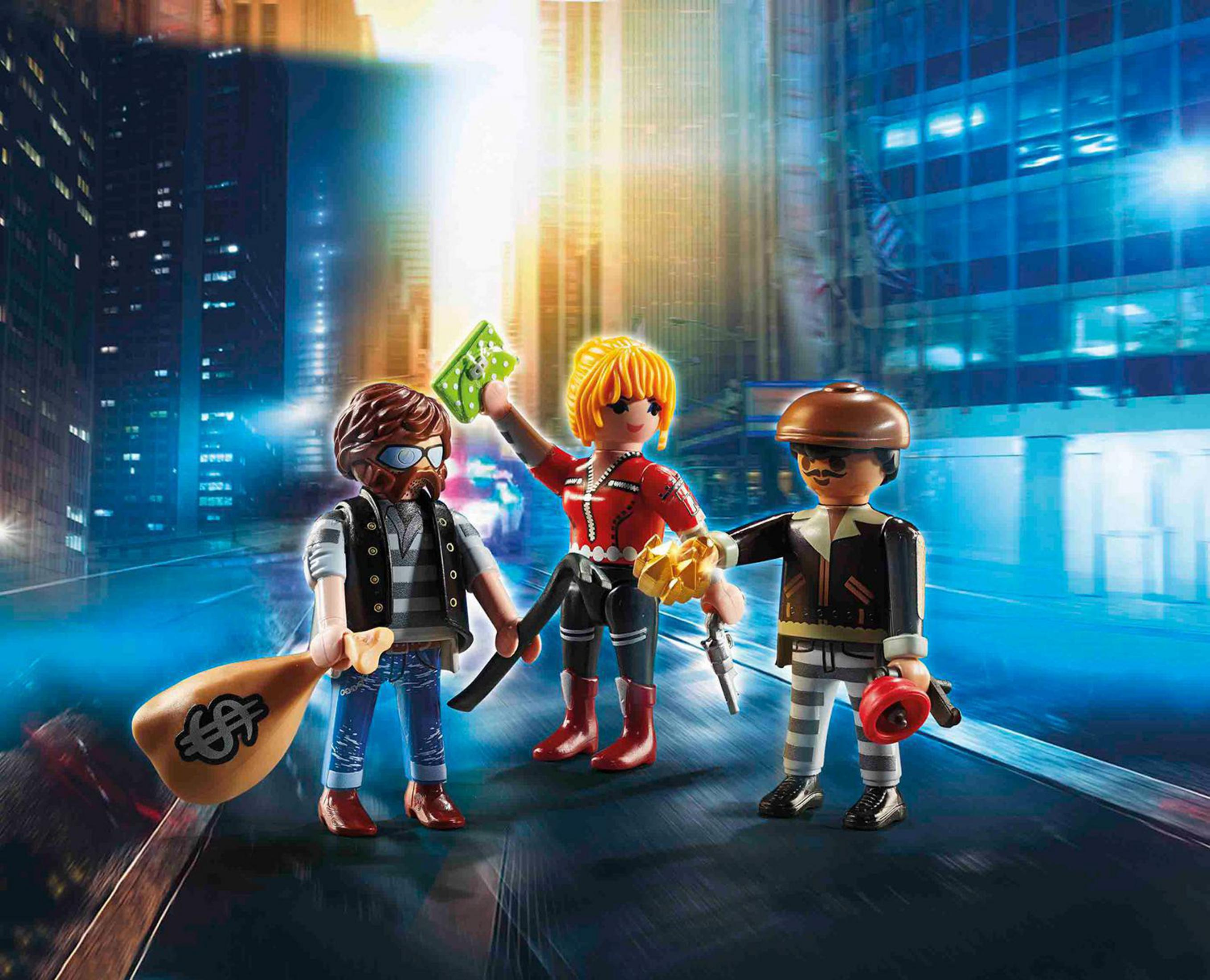 Playmobil-Figuren von drei Personen in nächtlicher Stadtkulisse, mit Geldsack und Pistole.