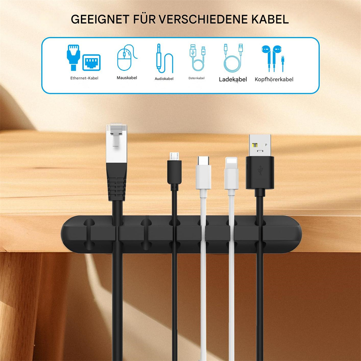 Schwarzer Kabel-Organizer, der verschiedene Kabel hält, auf Holzoberfläche.