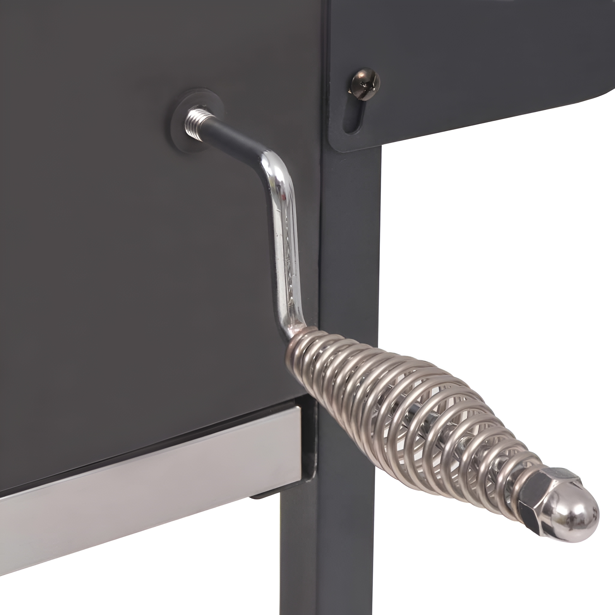 Metall-Grillgriff mit gewendeltem Federgriff, an einem grauen Grill befestigt.