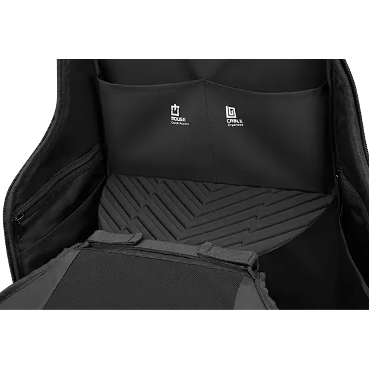Interior de una mochila negra. Tiene varios compartimentos para ratón, cable, etc.