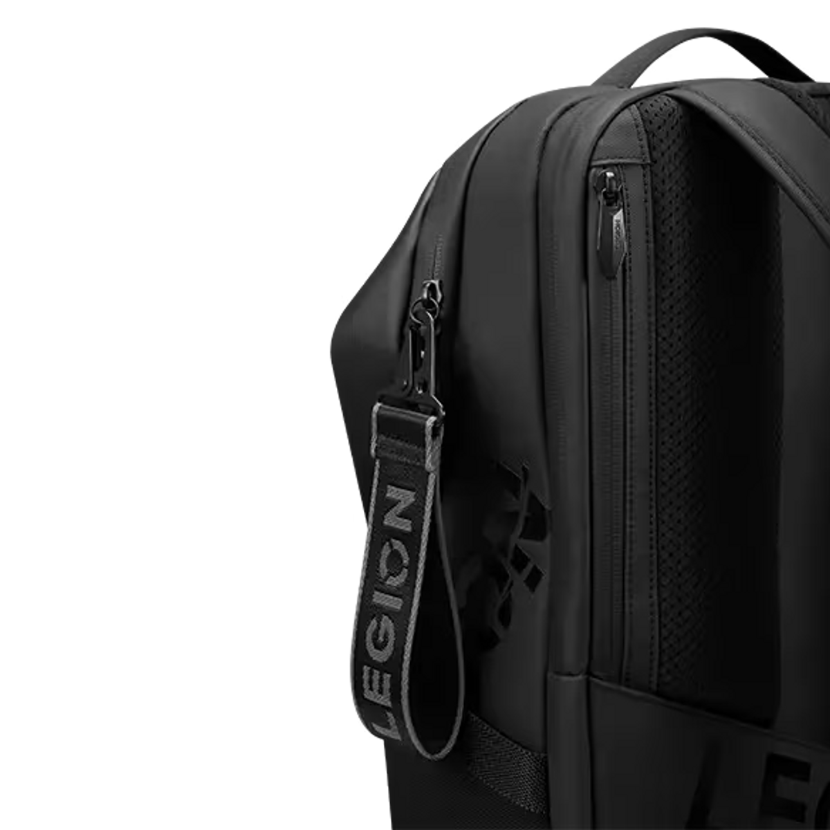Mochila negra con una etiqueta de Legion colgando. Una cremallera y un logo son visibles.