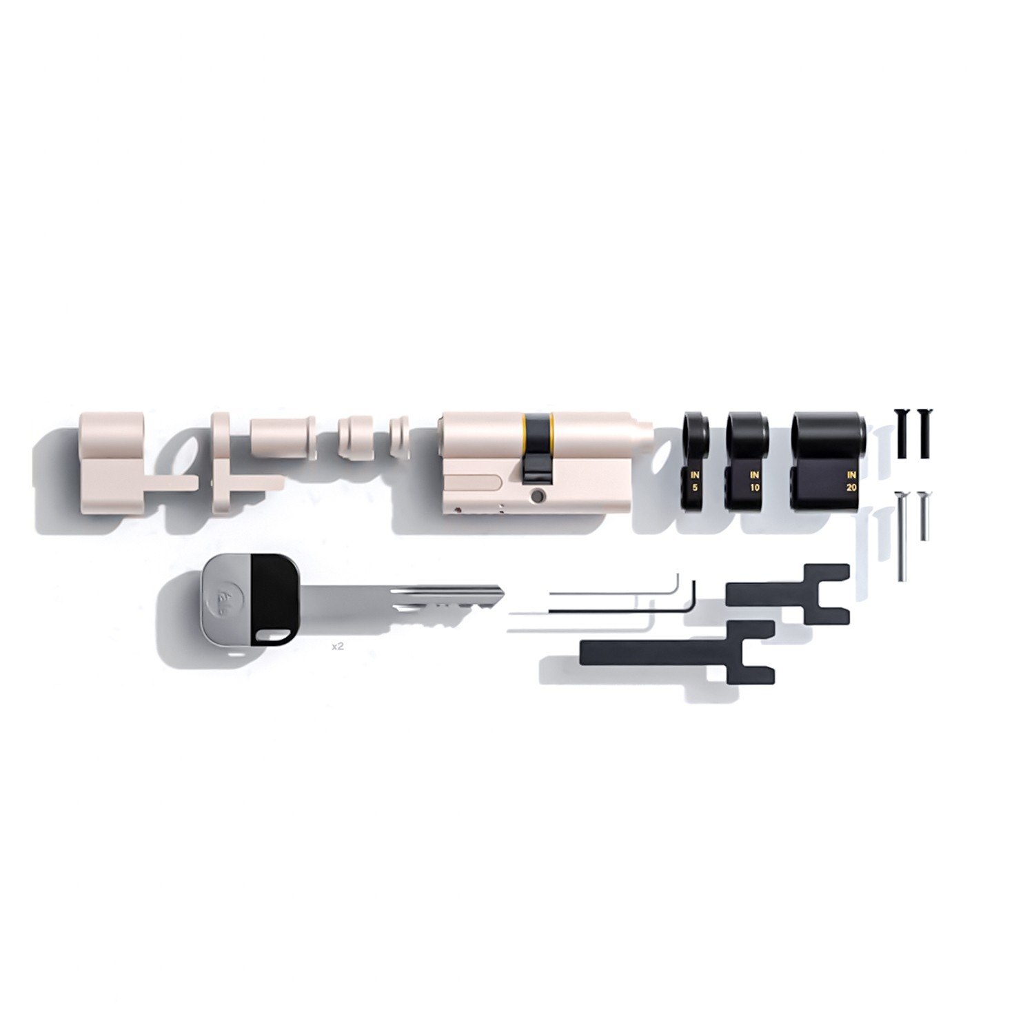 Zdemontowane elementy zamka do drzwi, w tym klucze, śruby i narzędzia.