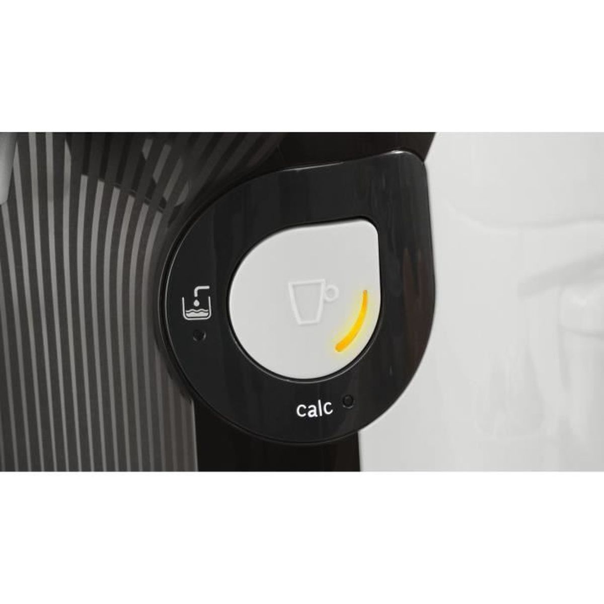 Zbliżenie czarno-białego przycisku ekspresu do kawy z napisem 'calc'. Żółte światło wskazuje funkcję.