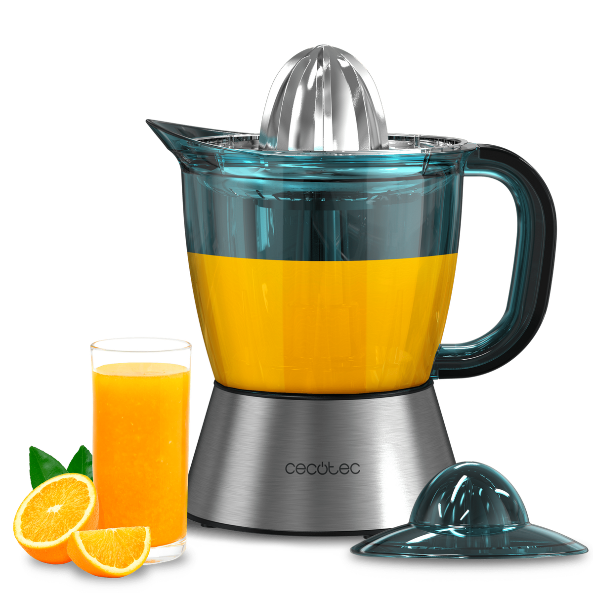 Una exprimidora con un vaso de jugo, naranjas en rodajas y un cono de exprimido separado sobre fondo negro.