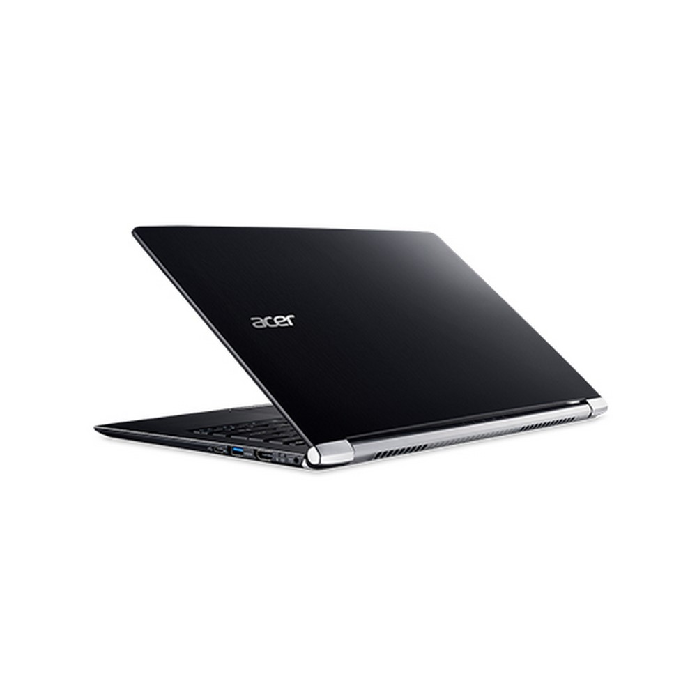 Laptop nero, aperto, vista angolata. Logo Acer sul coperchio superiore. Sfondo bianco.