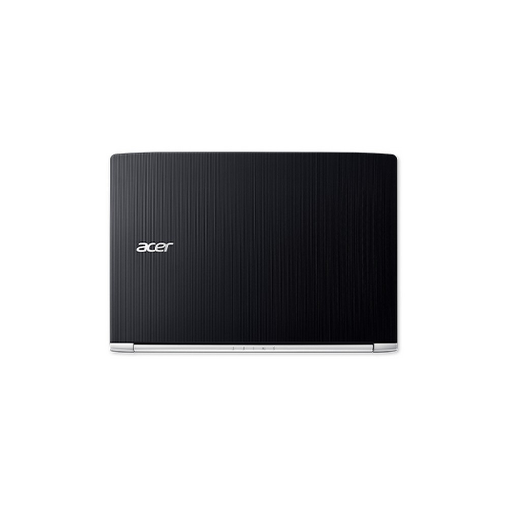 Un laptop nero chiuso con il logo Acer sul coperchio superiore, su sfondo bianco.