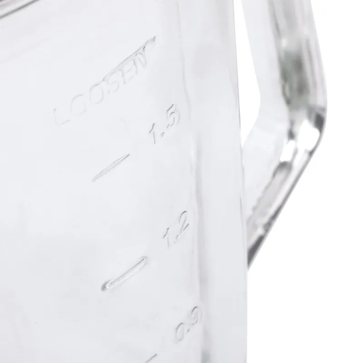 Taza medidora de vidrio transparente con mediciones. El asa está en el lado derecho.