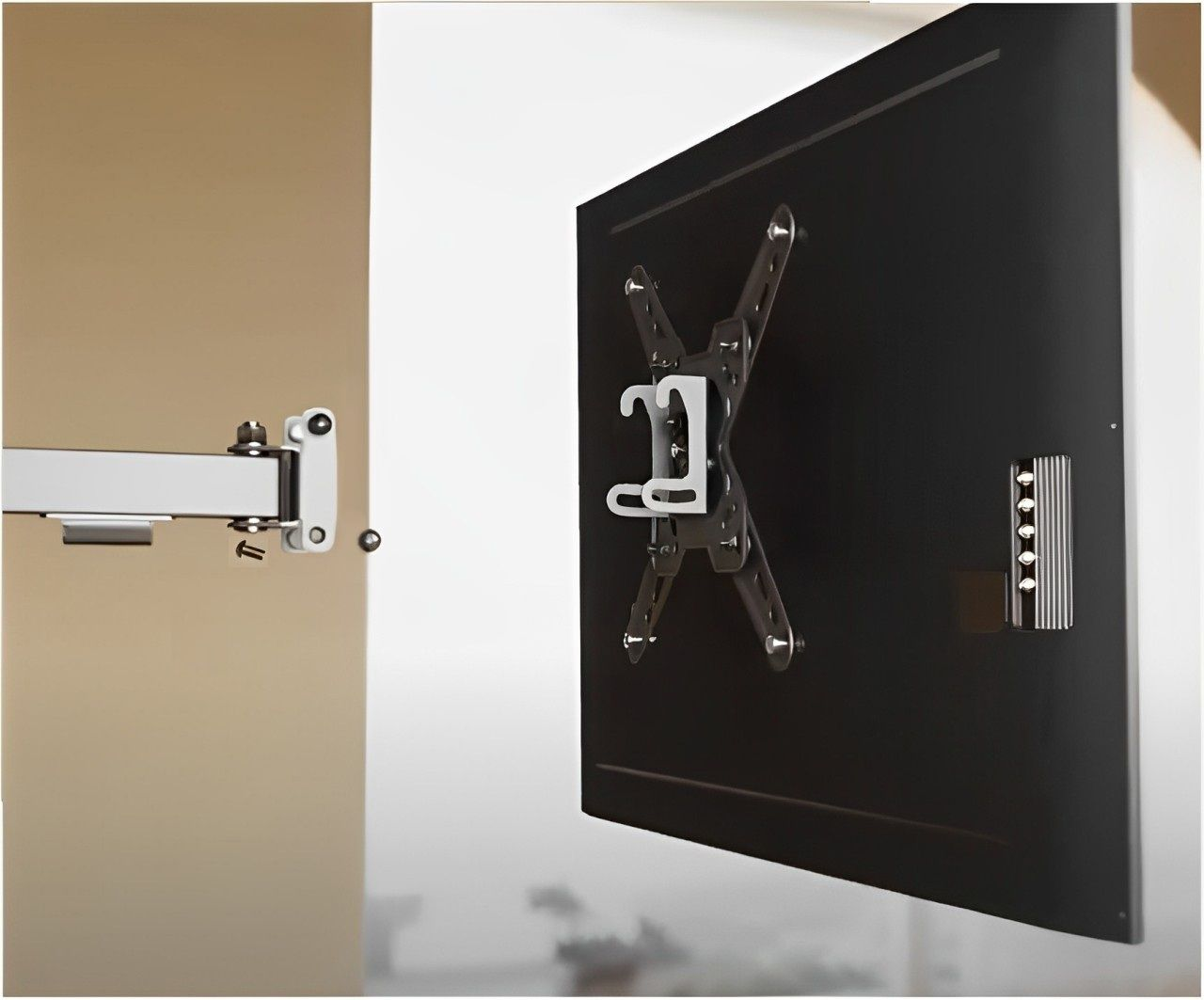 TV-Halterung und TV-Rückseite. Die Halterung ist weiß und der Fernseher schwarz. Die Wand ist beige.