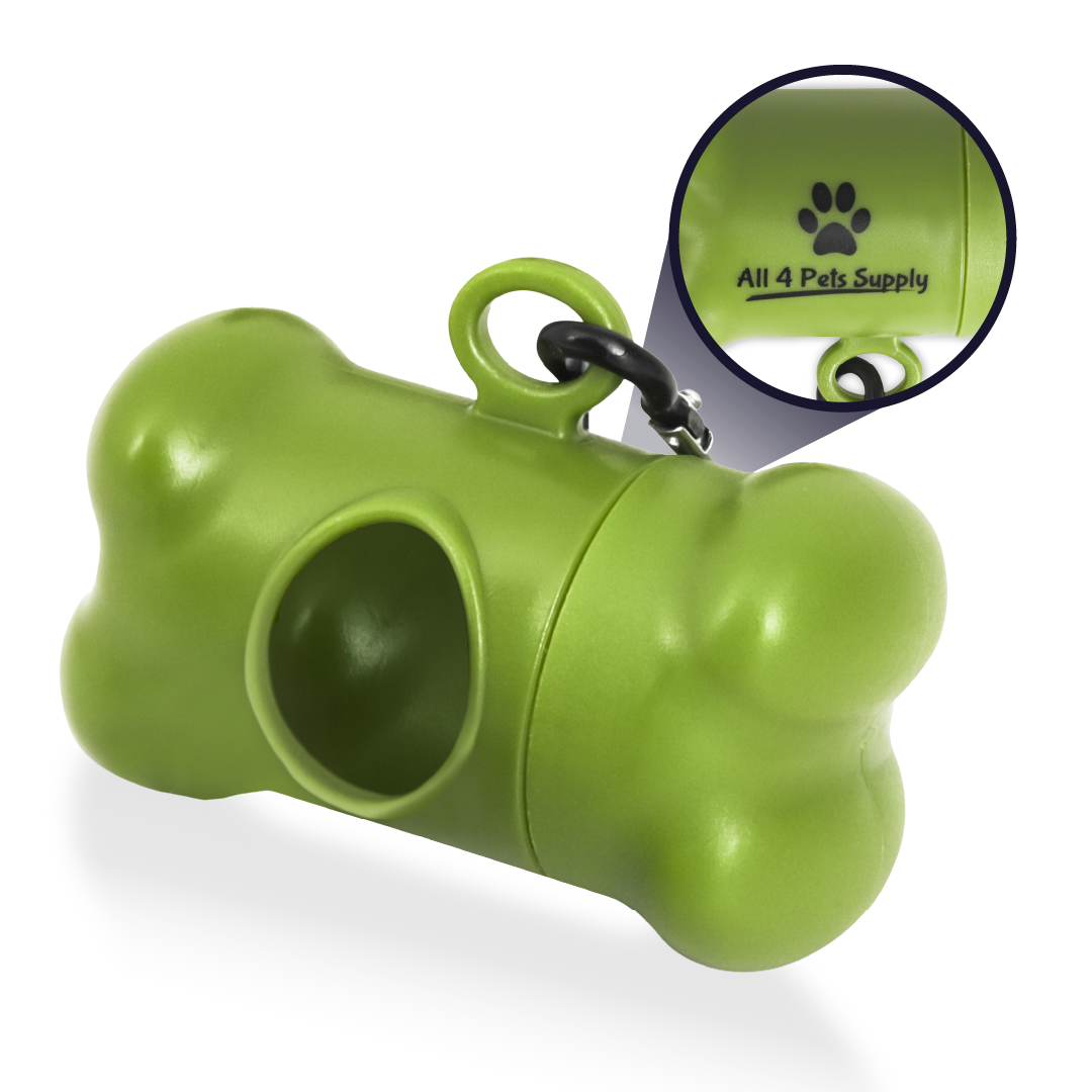 Ein grüner knochenförmiger Hundekotbeutelspender mit Clip und Etikett.