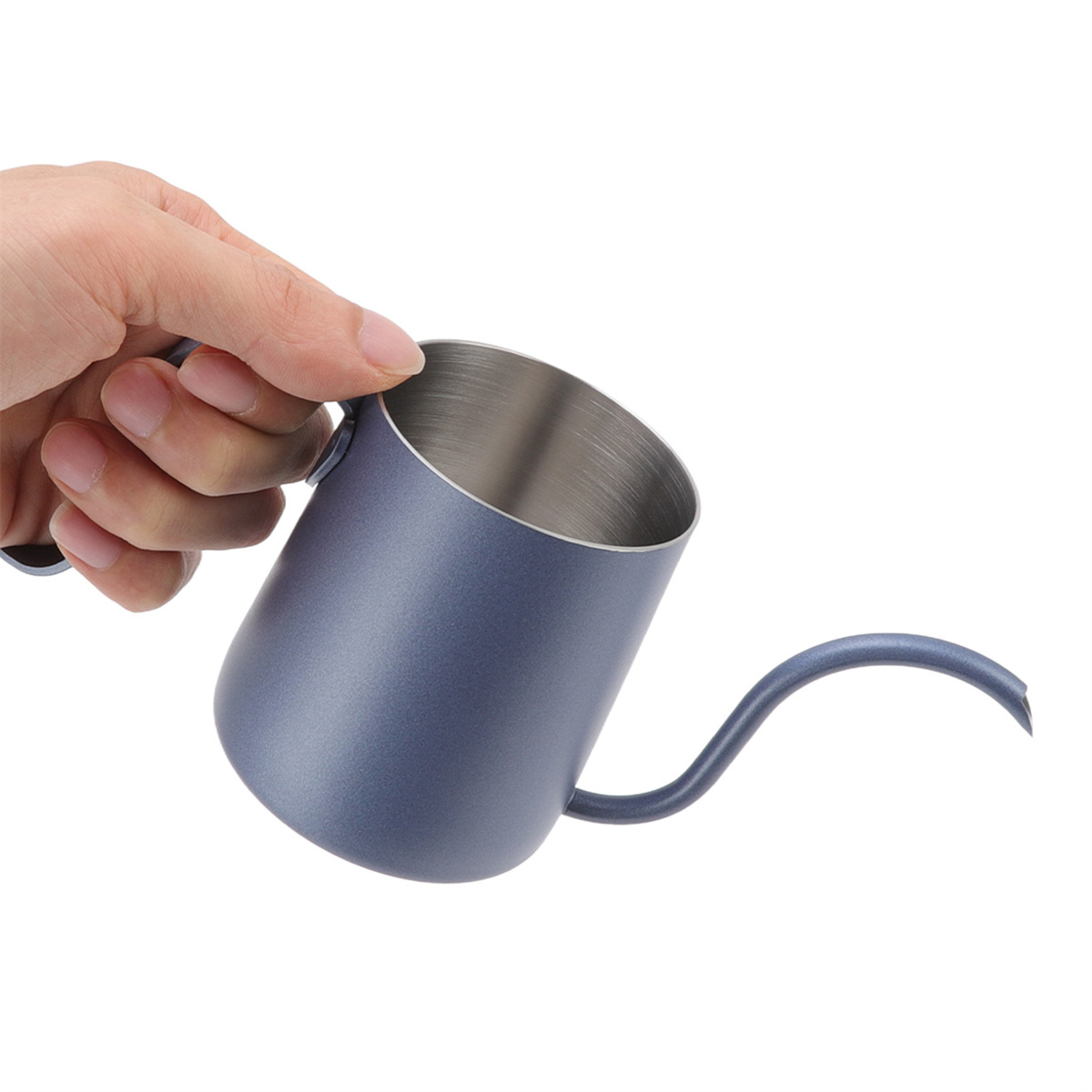 Hand, die einen blauen, Edelstahl-Schwanenhals-Kaffeekessel auf weißem Hintergrund hält.