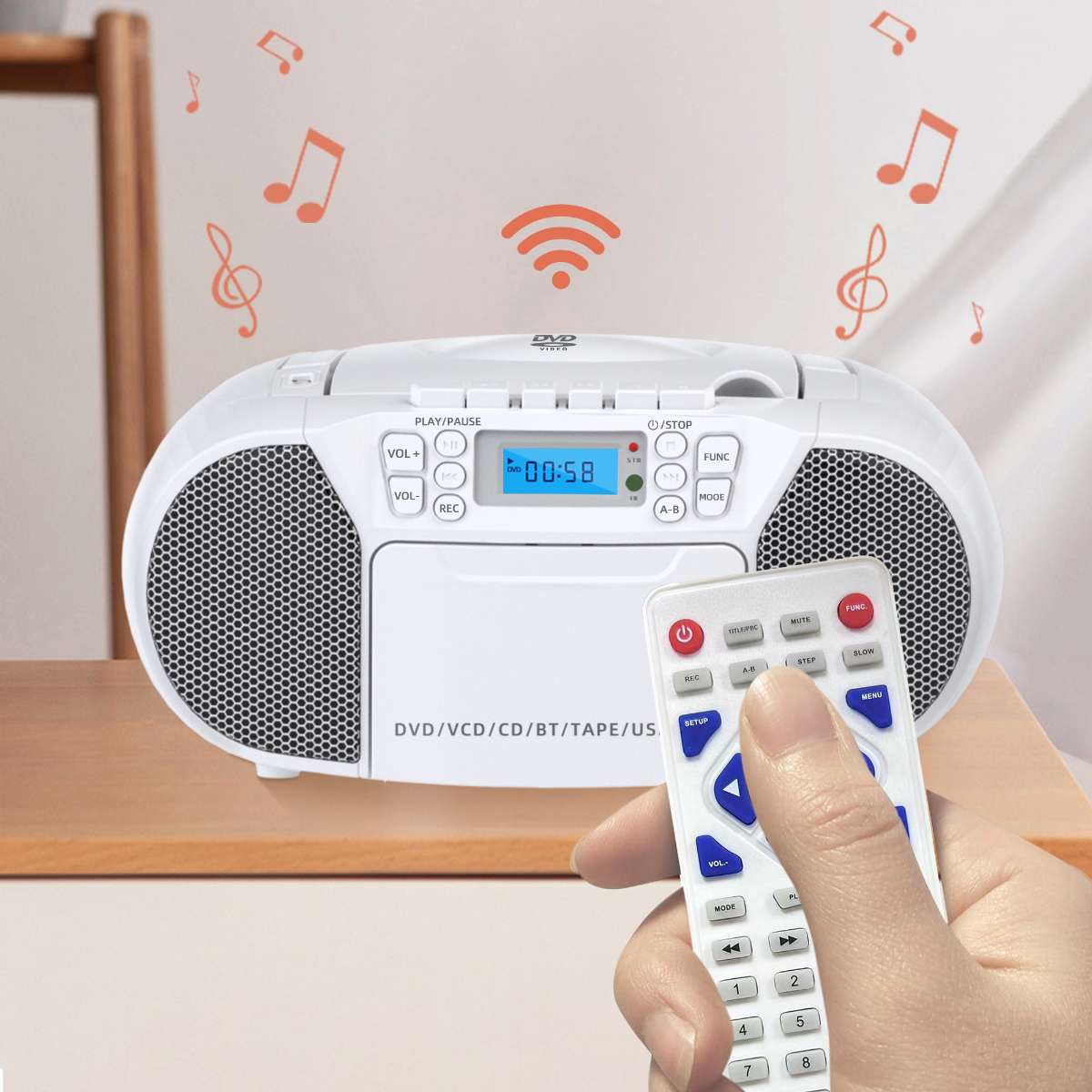 Weißer Ghettoblaster mit Fernbedienung. Das Display zeigt die Uhrzeit. Noten schweben im Hintergrund.