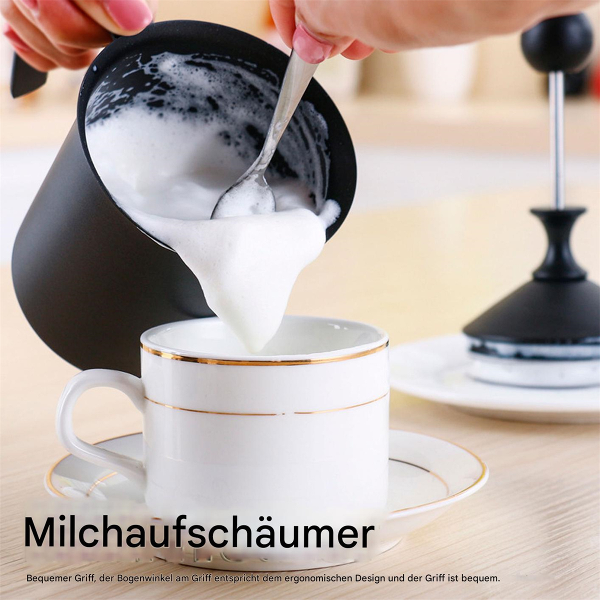 Geschäumte Milch aus einem schwarzen Krug in eine weiße Tasse auf einer Untertasse gießen.