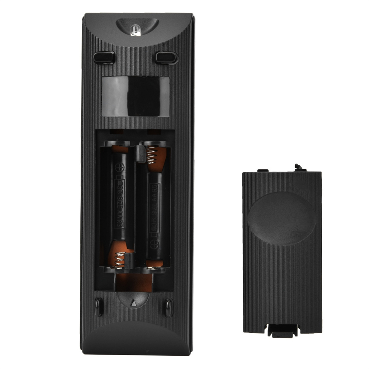 Die Rückseite einer Fernbedienung mit Batterien und einer abgenommenen Batterieabdeckung.