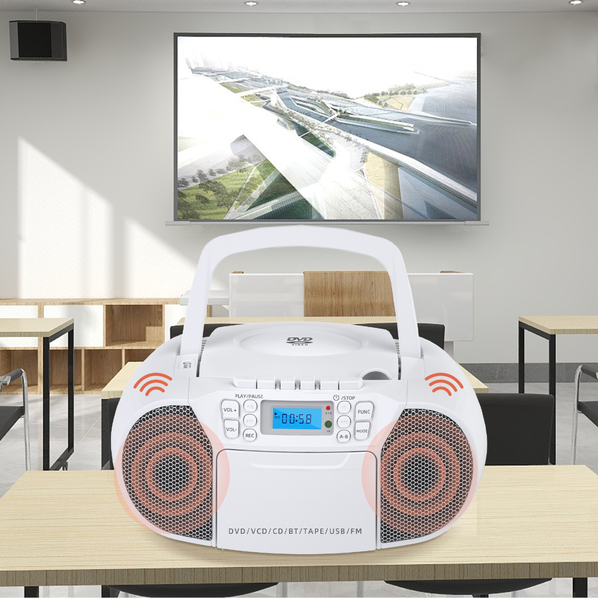 Weiß-oranger CD-Player auf Tisch. Ein Bildschirm im Hintergrund zeigt Landschaft.