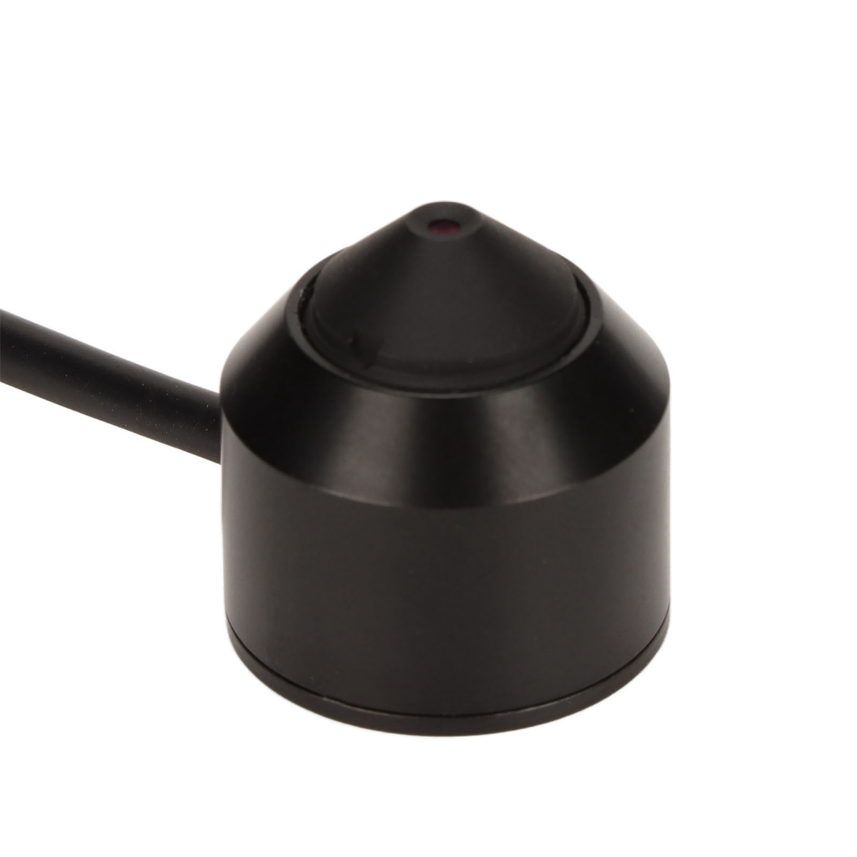 Ein kleines, schwarzes, mikrofonähnliches Gerät mit rotem Licht oben. An einem schwarzen Kabel befestigt.