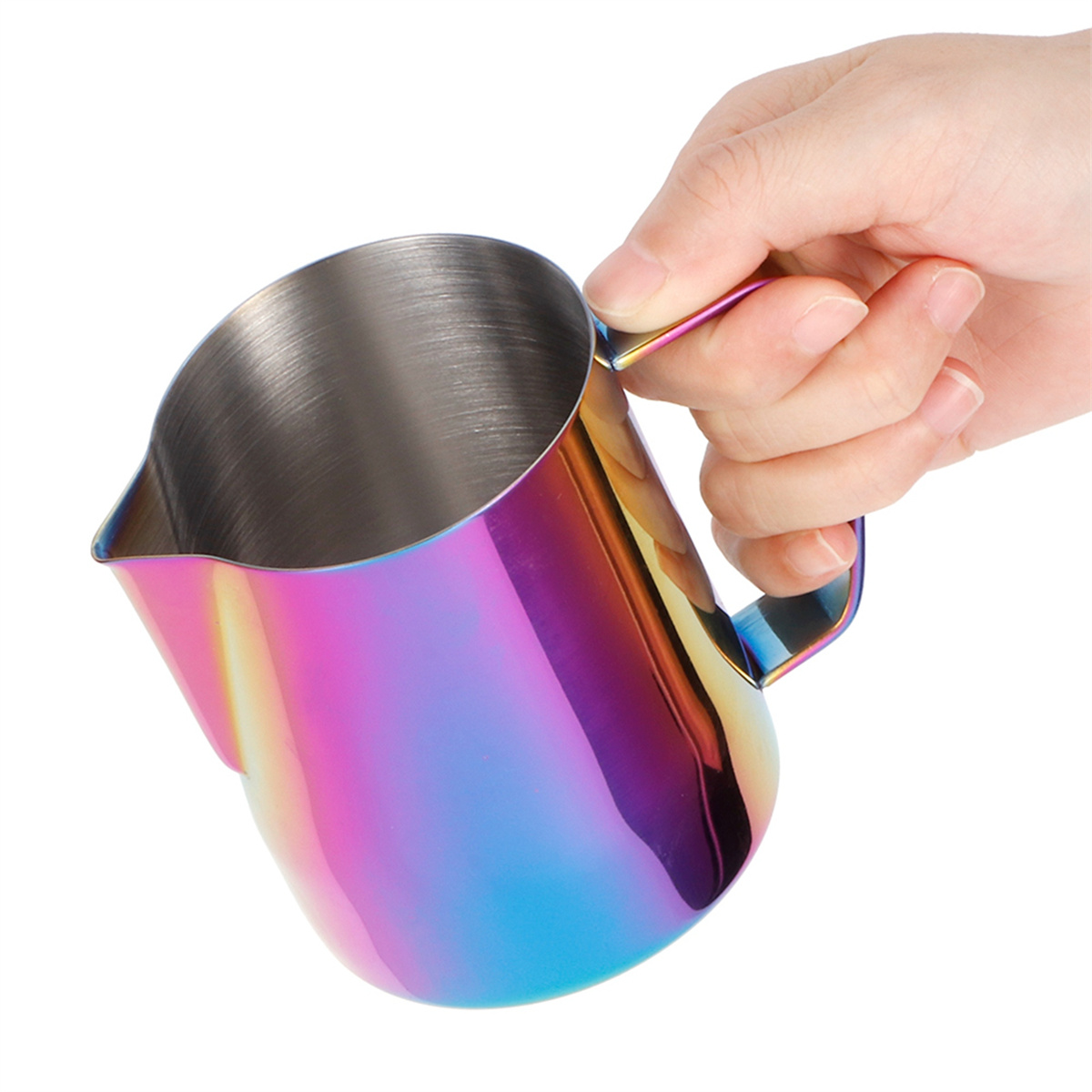 Eine Hand, die einen bunten Milchaufschäumer hält, mit regenbogenartigen Farben auf weißem Hintergrund.