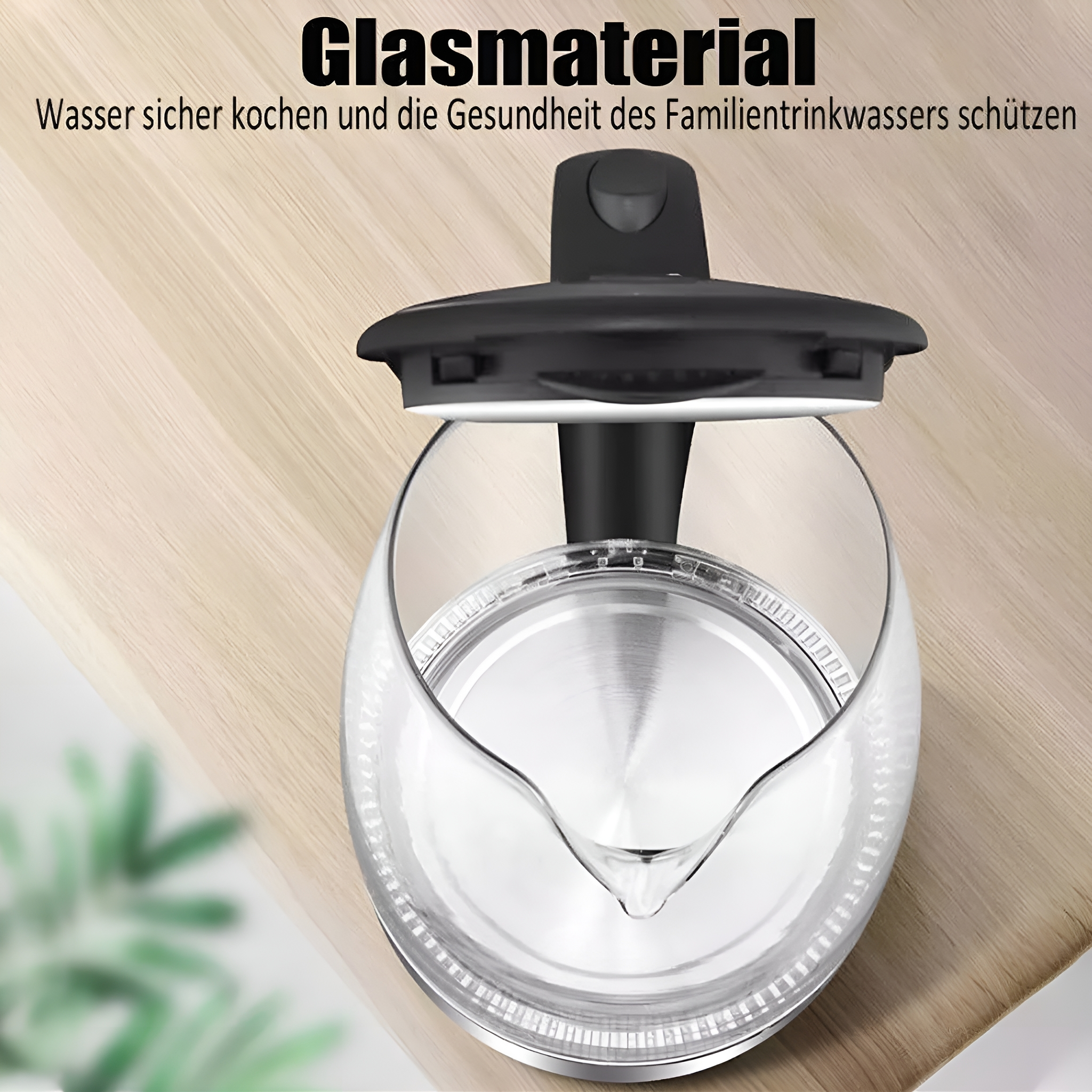 Glaskessel mit schwarzem Griff auf Holzoberfläche mit deutschem Text über Gesundheit.