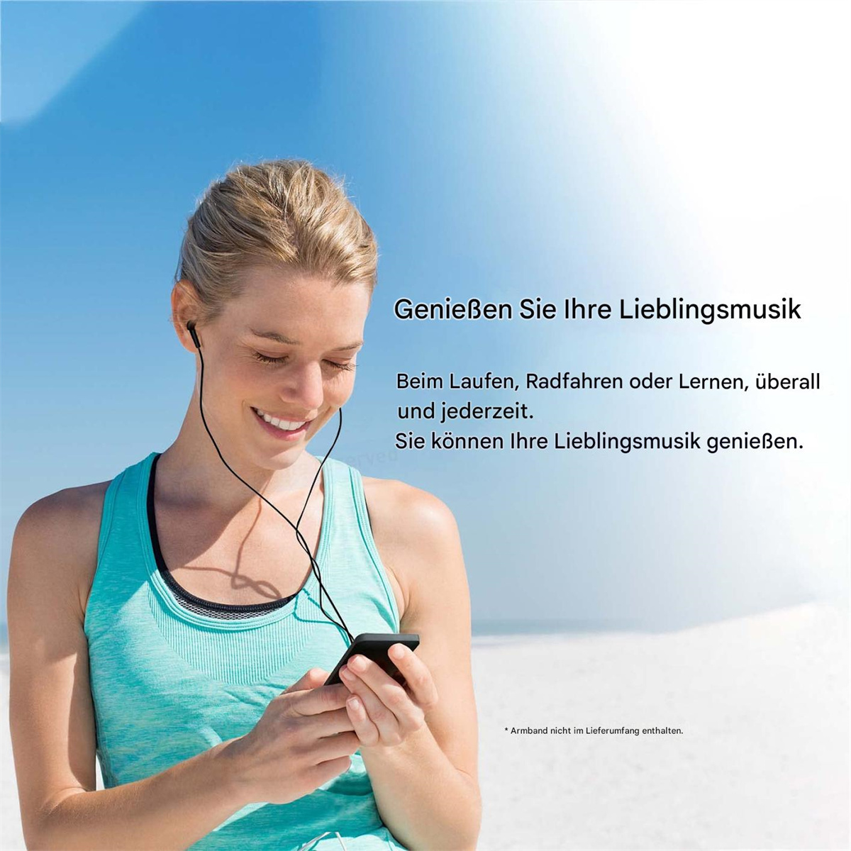 Eine lächelnde Frau, die ein Telefon hält, Ohrhörer trägt, mit Text: Genieße deine Lieblingsmusik.