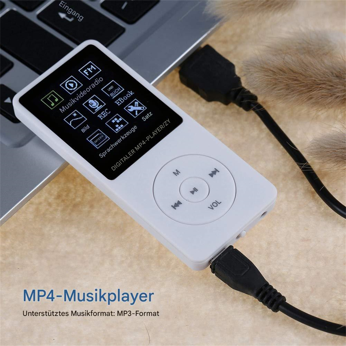 Weißer MP4-Musikplayer, mit einem USB-Kabel an einen Laptop angeschlossen.