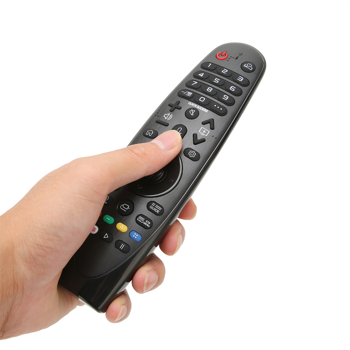 Eine Hand, die eine schwarze TV-Fernbedienung mit verschiedenen Tasten hält.