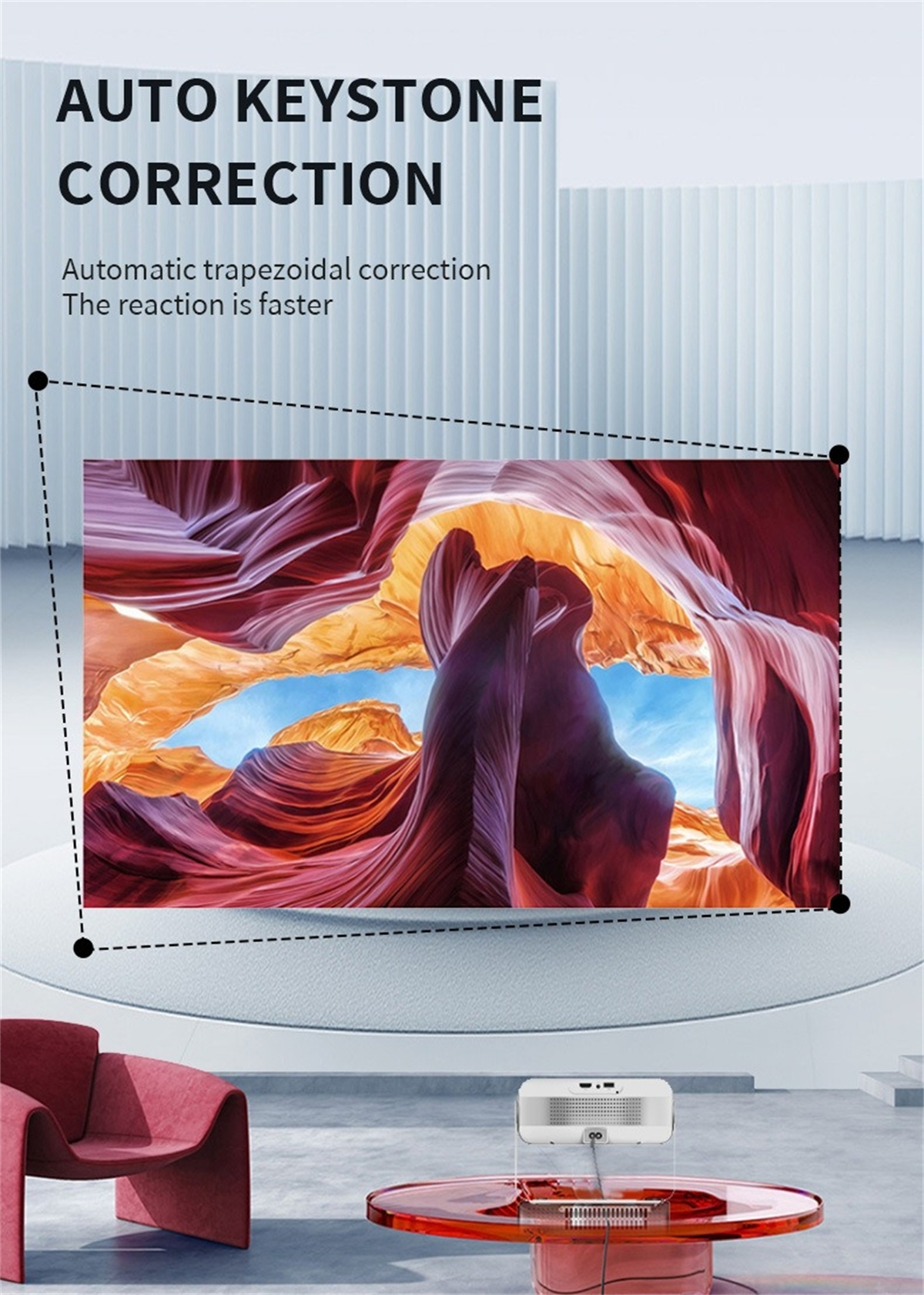 Ein Projektor zeigt eine Schluchtszene an der Wand. Ein roter Stuhl und Tisch sind im Vordergrund. Text: Auto Keystone Correction.