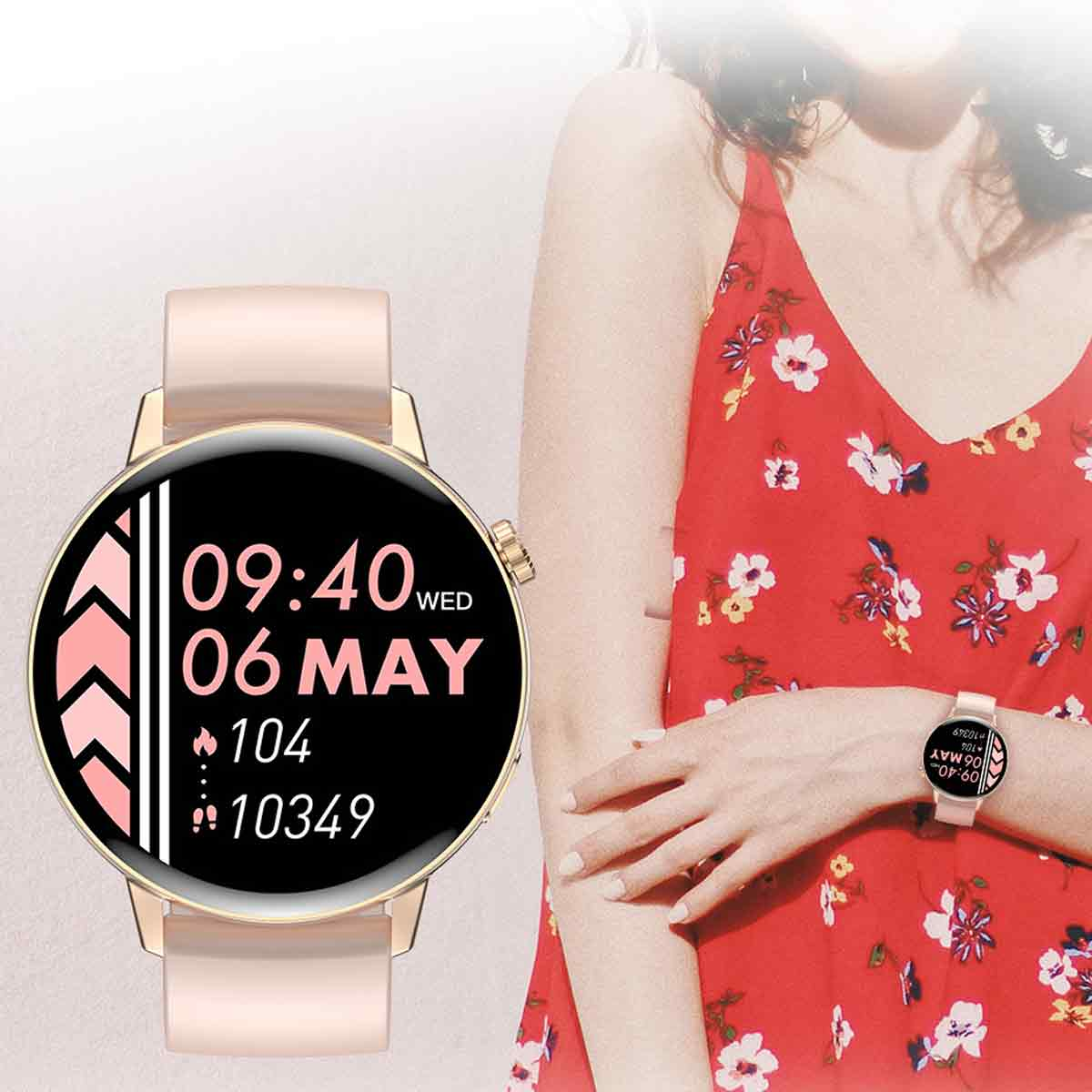 Eine Frau in einem roten Kleid hält eine Smartwatch. Das Zifferblatt zeigt die Uhrzeit und Daten an.