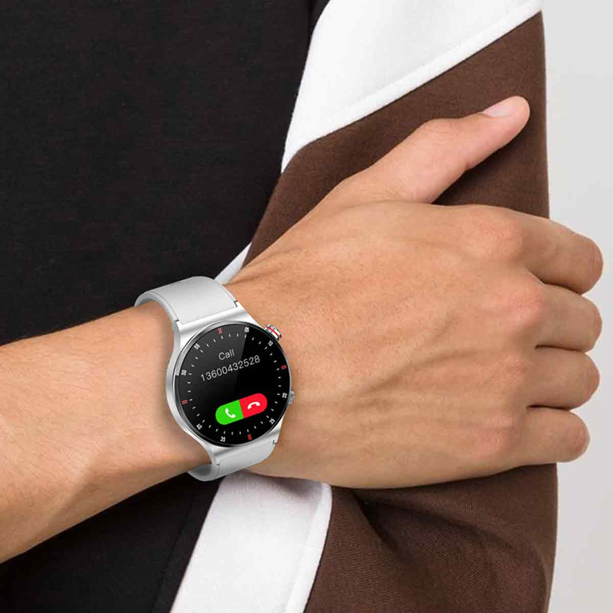 Handgelenk einer Person mit einer Smartwatch. Der Bildschirm zeigt eine Anrufoberfläche mit Annehmen- und Ablehnen-Tasten. Schwarzes Armband.