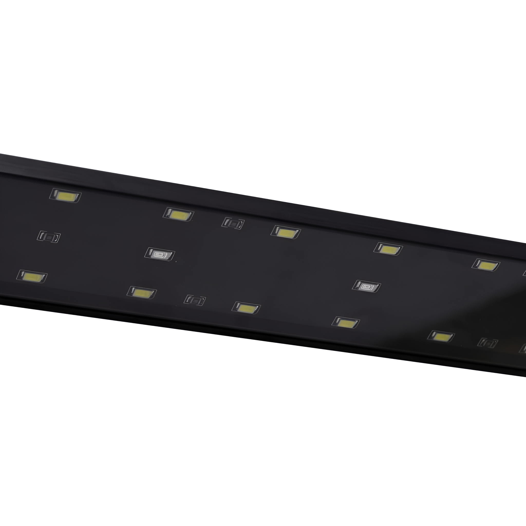 Nahaufnahme eines schwarzen LED-Lichtstreifens mit gleichmäßig verteilten, kleinen, hellgelben Lichtern.