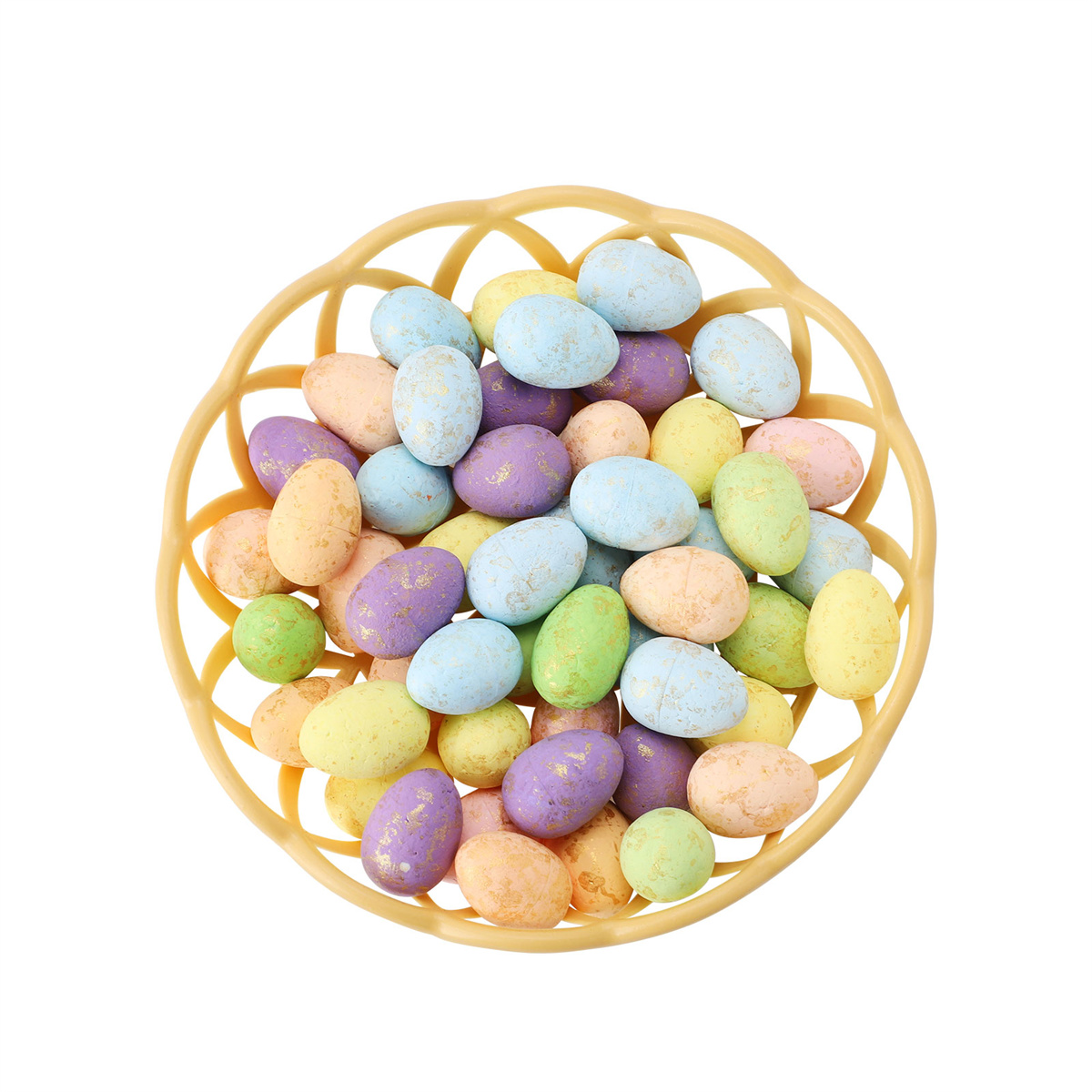 Ein Korb voller bunter, gesprenkelter, pastellfarbener Ostereier vor weißem Hintergrund.