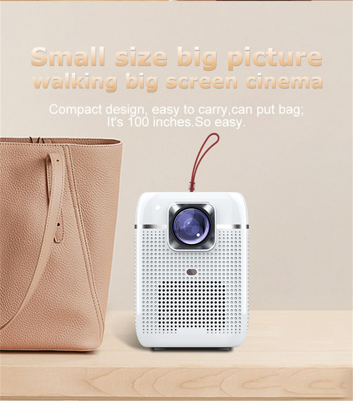 Ein weißer Projektor mit rotem Riemen steht auf einer Holzoberfläche neben einer hellbraunen Handtasche. Text-Overlay lautet "Small size big picture".