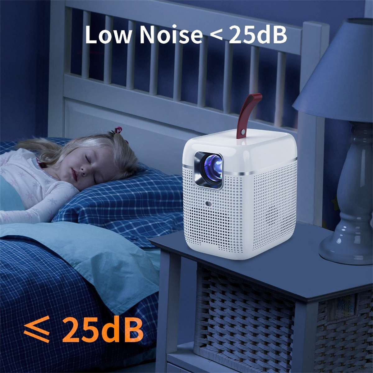 Ein schlafendes Mädchen im Bett. Ein weißer Projektor steht auf einem Tisch mit einer Lampe. Text: 'Low Noise <lt/> 25dB'.