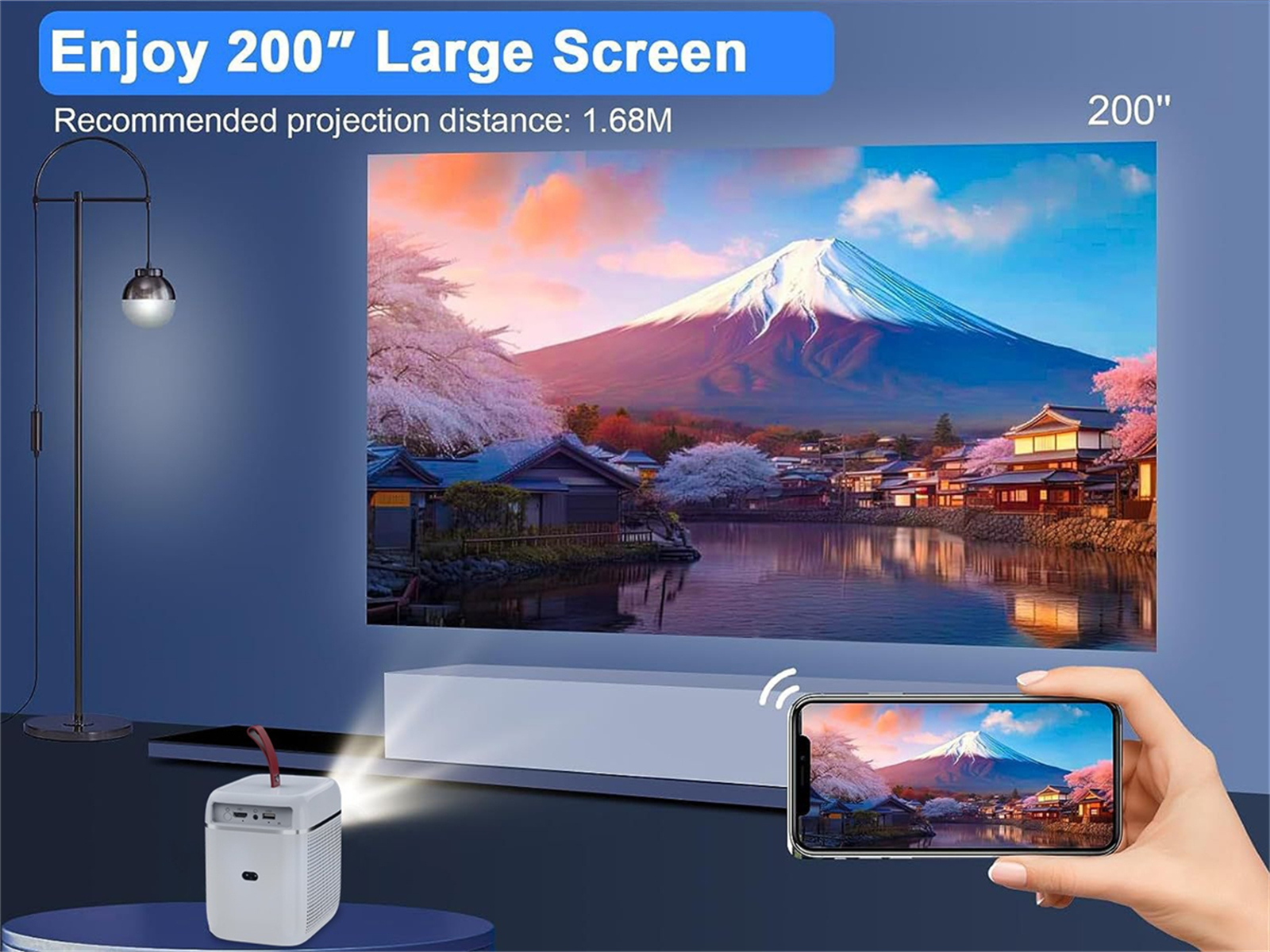 Ein Projektor zeigt eine japanische Landschaft an der Wand. Ein Telefon spiegelt das Bild. Eine Stehlampe und der Projektor befinden sich im Vordergrund.