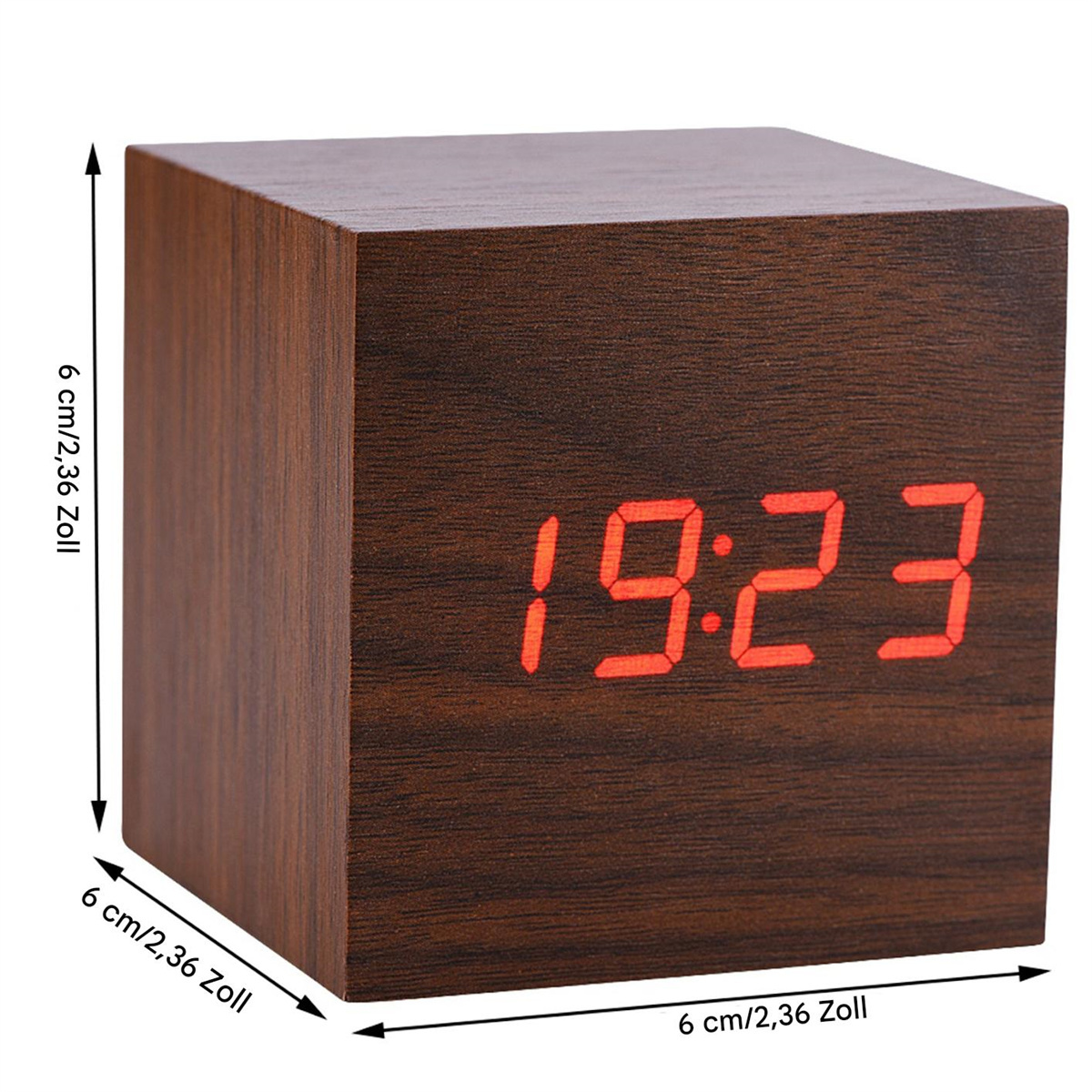 Ein brauner Würfel-Digitalwecker aus Holz mit roten Zahlen, die 19:23 anzeigen.