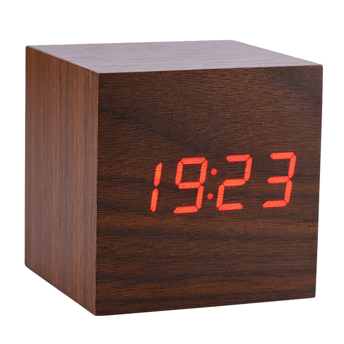 Holzwürfeluhr mit roter Anzeige 19:23. Die Uhr steht auf einer weißen Oberfläche.